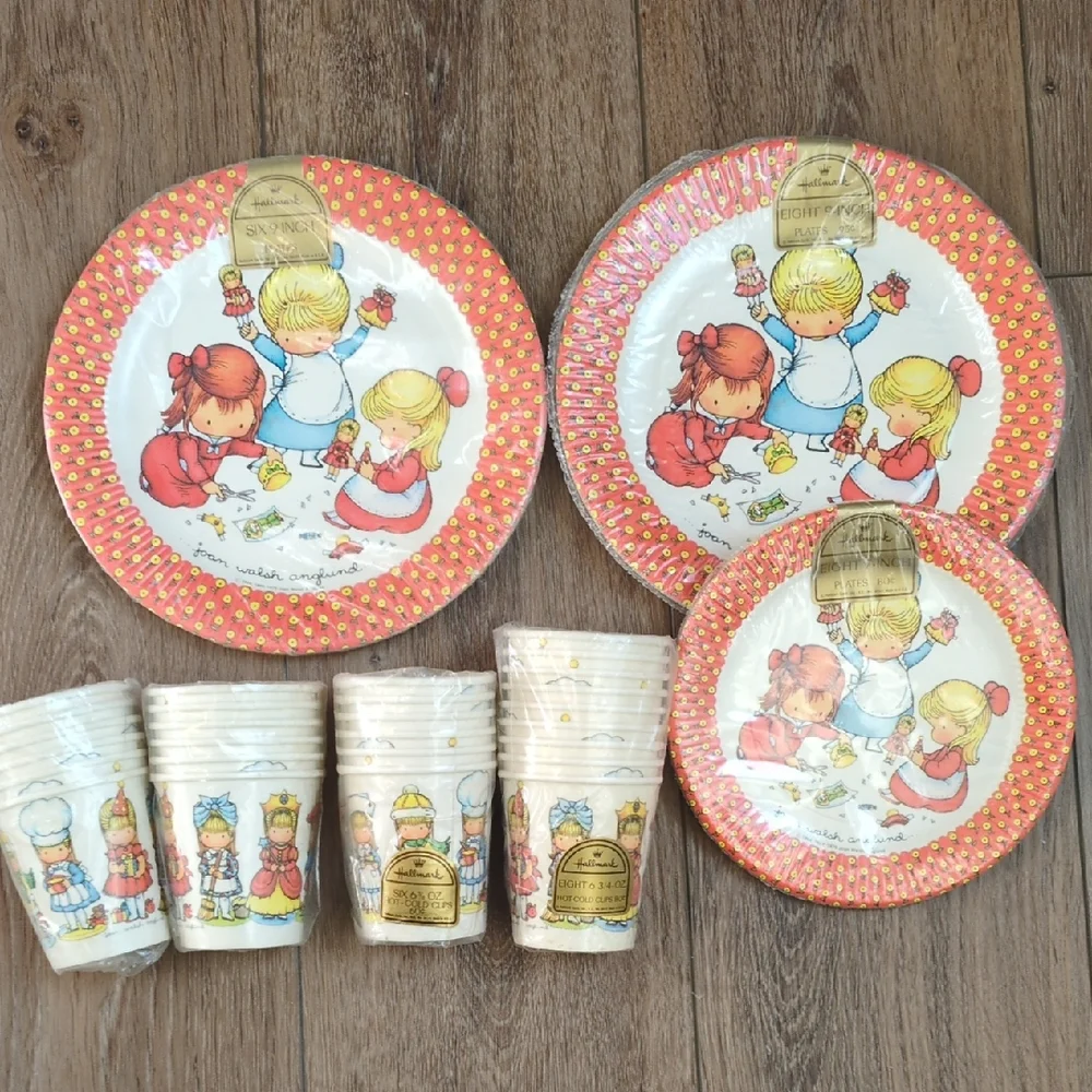 Vintage 70s Hallmark Paper Doll Birthday Party Plates & Cups Joan Walsh Angulnd